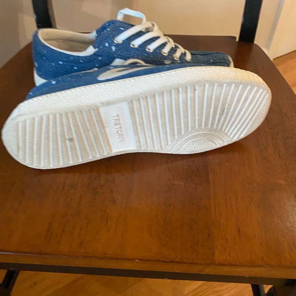 Tretorn Nylite Plus Sneakers in Paint-Splattered Denim. - Picture 4 of 6